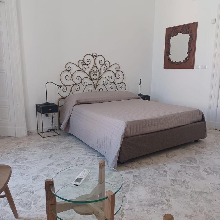 Camera di Don Goffredo con letto matrimoniale e testiera in ferro battuto