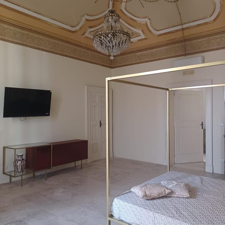 Camera di Don Goffredo con letto a baldacchino e soffitto decorato